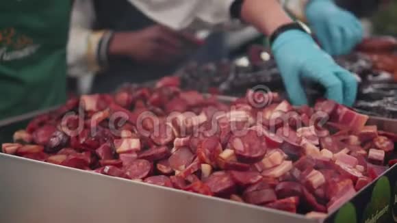 切片香肠在烧烤市场上煮熟视频的预览图