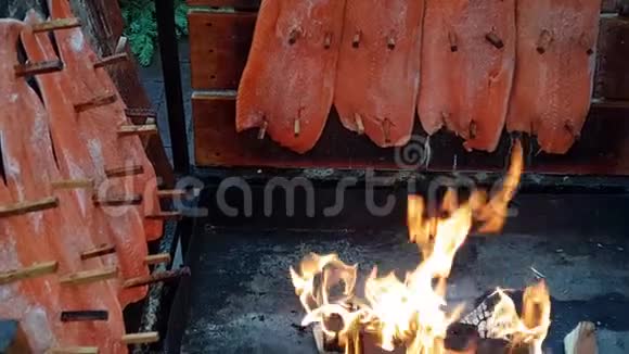 汉诺威的圣诞集市上三文鱼是在明火上熏的视频的预览图