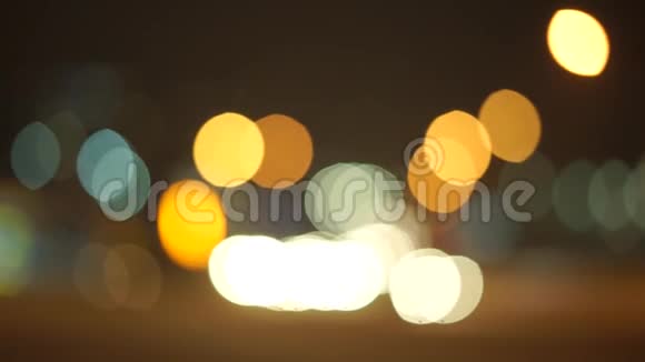 非重点夜间交通灯曼谷街道抽象背景视频的预览图
