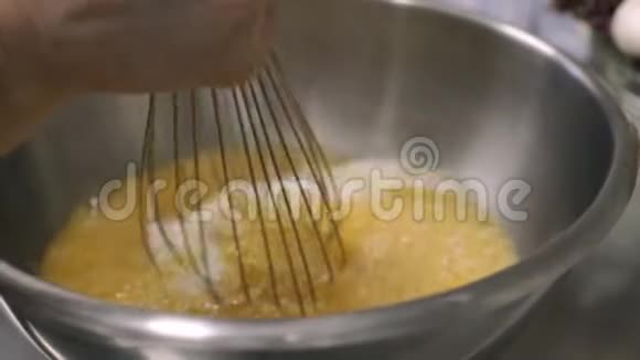 准备鸡蛋和面粉厨房厨师视频的预览图