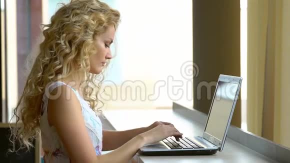 在她的笔记本电脑上感到沮丧和压力的女人视频的预览图