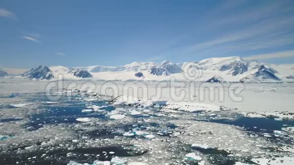 南极洲半岛海洋海岸海景航空视频的预览图