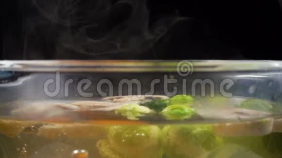用蒸汽煮水用玻璃锅煮蔬菜视频的预览图