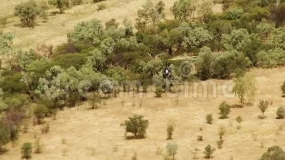 一架直升机和树木缓慢移动的镜头视频的预览图