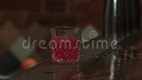 酒保把鸡尾酒喝完用橙色装饰男人试试鸡尾酒视频的预览图