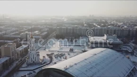 俄罗斯教堂的空中景观冬季穿越河流的城镇城市景观鸟瞰图股票视频的预览图