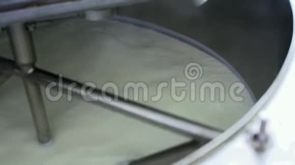 奶制品生产工厂混合奶制奶酪视频的预览图