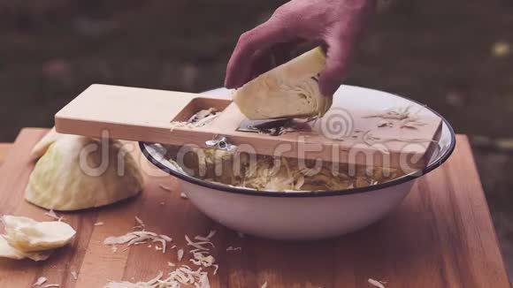 如何用木白菜碎机制作传统泡菜视频的预览图