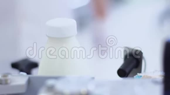 制奶过程生产线上的标签机产品标签视频的预览图