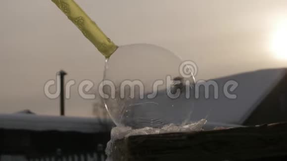 霜肥皂泡冰冻雪球雪花冰纹结霜在肥皂球上冬季日落视频的预览图