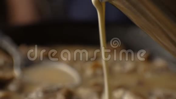 奶油倒入蘑菇酱视频视频的预览图