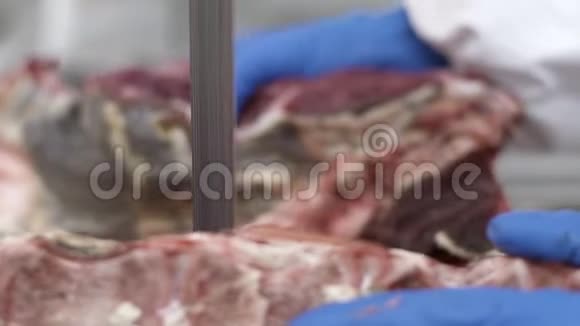 肉类工厂设备肉贩在锯条机上切生肉视频的预览图