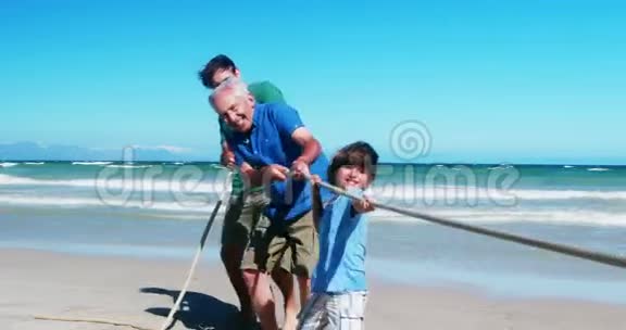 一家人在海滩玩拔河比赛视频的预览图