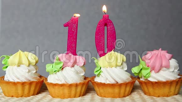 十岁生日快乐在纸杯蛋糕上点燃粉色蜡烛视频的预览图