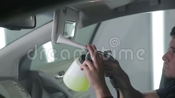 汽车服务工人在压力下由专门的清洁工清洗内部视频的预览图