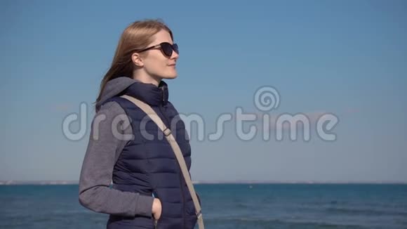 塞浦路斯淡季期间在美丽的野生沙滩上享受蓝色海景的快乐放松女人视频的预览图