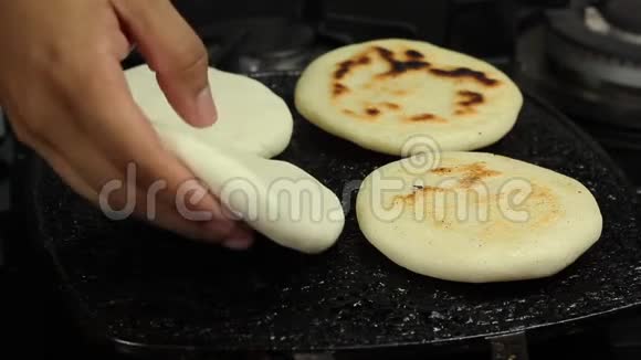 手去掉烤槟榔炉委内瑞拉传统食品视频的预览图