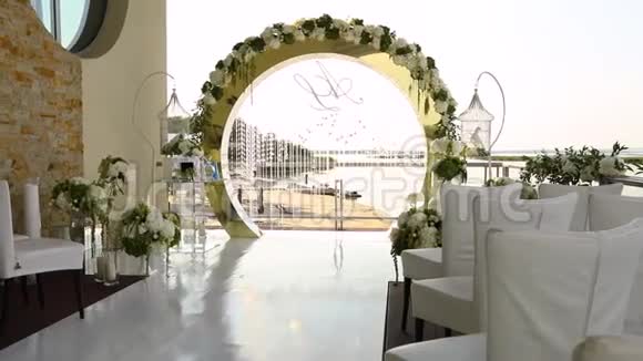 美丽的婚礼拱门的花为赡养费婚礼壁画婚礼拱门和婚礼绘画场所视频的预览图