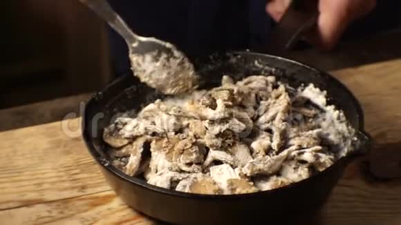 人正在煎锅里混合香瓜大蒜和奶油视频视频的预览图