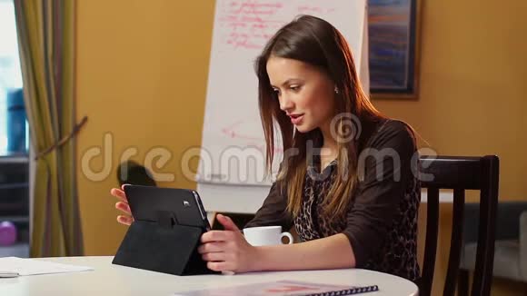 商务女性在办公室工作平板电脑阅读新闻视频的预览图