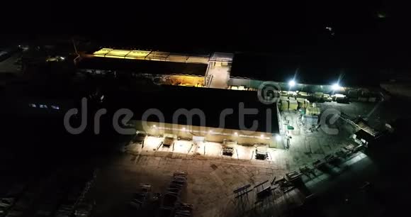 夜间锯木厂的鸟瞰照明庭院锯木厂夜间视频的预览图