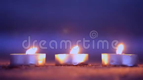 三个小烛台躺在波浪附近的沙滩上视频的预览图