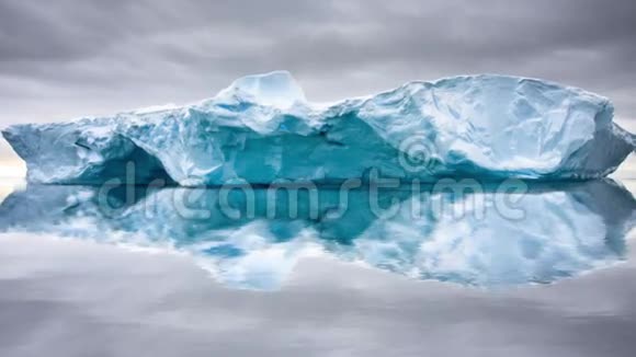 雪中的大冰川水中的倒影慢镜头视频的预览图