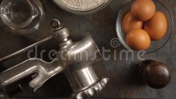 面粉和鸡蛋绞肉机和筛子视频视频的预览图