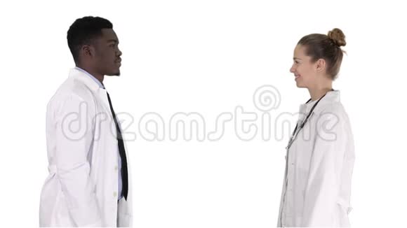 成功的外科医生团队给予高五和笑隔离在白色背景上的白色背景视频的预览图