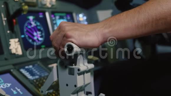 飞机发动机控制推力手柄上的飞行员手视频的预览图