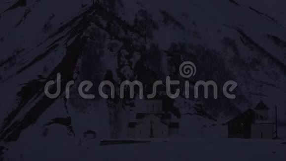 雪冬日出时分在山上教堂视频的预览图