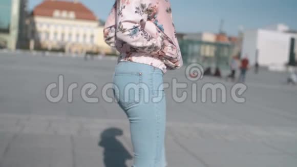 女性腿在城市街道上行走的侧视视频的预览图