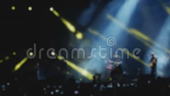 摇滚乐队在音乐节的舞台上动作缓慢模糊不清视频的预览图