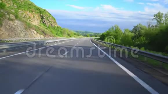 观山间道路远隔高山一场雨相机在动视频的预览图