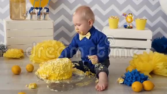 生日聚会时一个小男孩在房间里吃生日蛋糕弄得一团糟视频的预览图