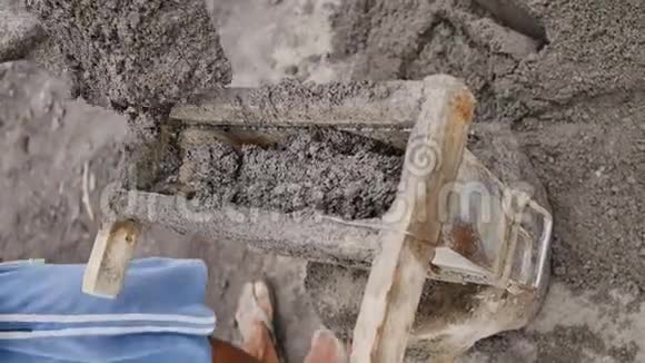 人类手工生产砖模用于在勒加兹皮市的火山灰建造菲律宾视频的预览图
