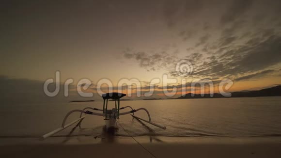 日落时美丽的海景和渔船视频的预览图