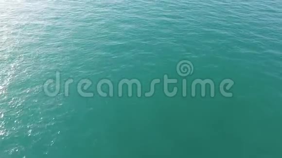 平静的大海和蓝色清澈的水背景库存平静海水的俯视图视频的预览图