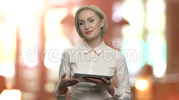 女商务教练使用数字平板电脑视频的预览图
