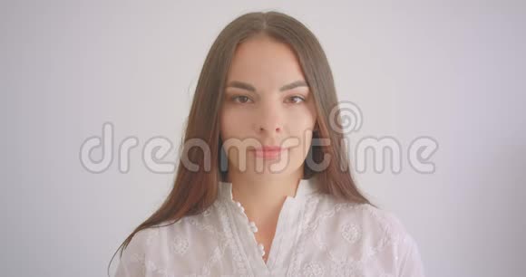 年轻漂亮的白种女人戴着眼镜看着镜头在隔离的背景下开心地微笑的特写照片视频的预览图