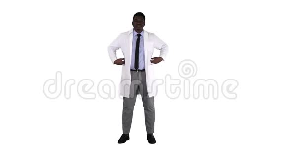男性非洲医生站在他的口袋在白色背景视频的预览图