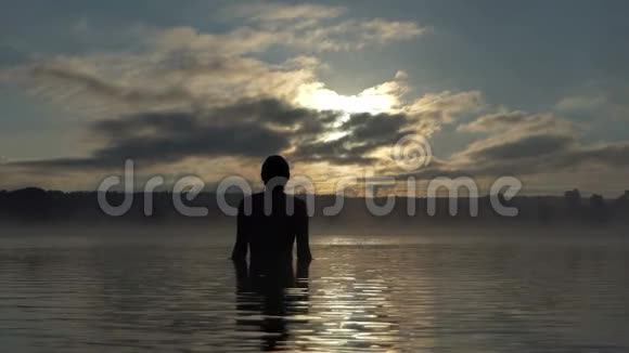 快乐的人在邋遢的湖水中嬉戏视频的预览图