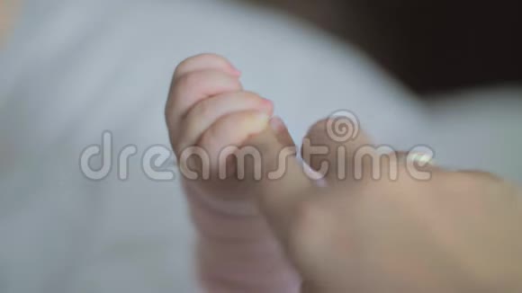 小女儿拿着妈妈的手指视频的预览图