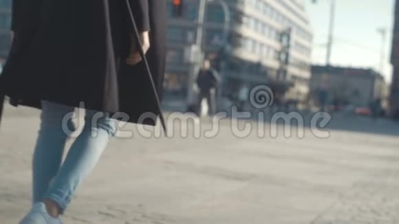 女性腿在城市街道上行走的侧视视频的预览图