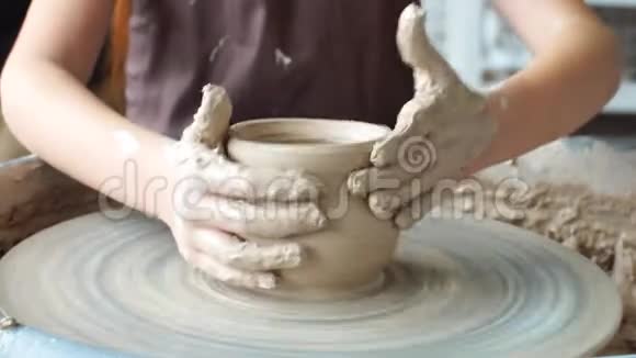 陶班车间陶工轮和烧成的粘土成形视频的预览图