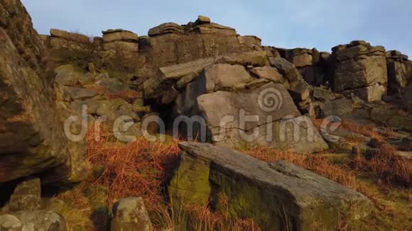 英国山顶区国家公园的岩石景观视频的预览图