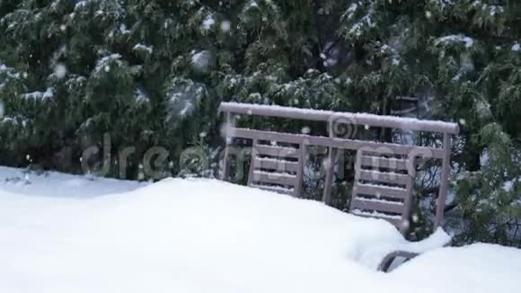 安装在院子里的座位上大雪纷飞慢动作视频的预览图