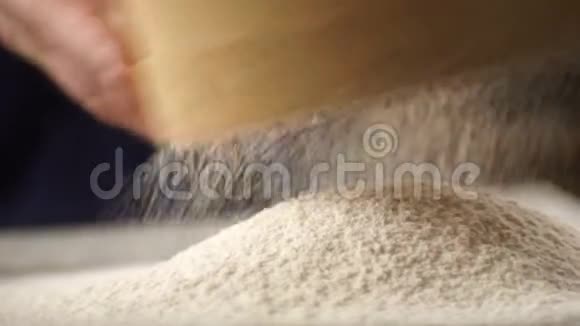 人手中筛面粉和筛子视频视频的预览图