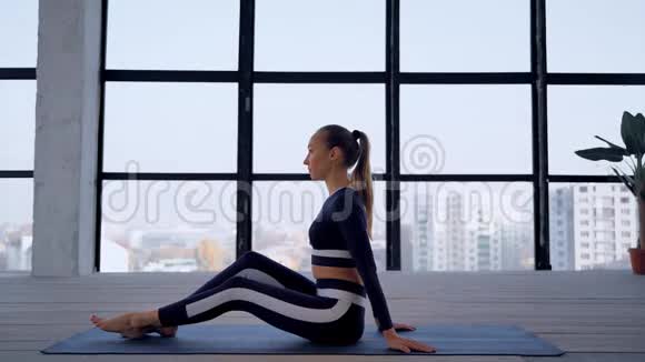 室内瑜伽体育娱乐美丽的年轻女子瑜伽体式初学者个人运动大房间视频的预览图