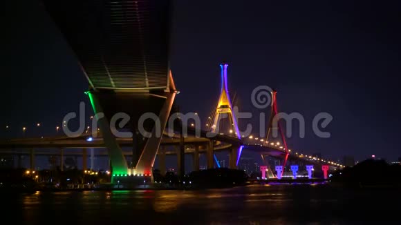 普密蓬大桥跨越赵法拉河视频的预览图